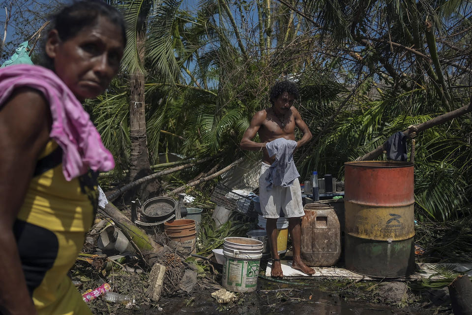 Residentes se bañan y limpian el viernes 27 de octubre de 2023, en Acapulco, México, luego de que perdieron su hogar tras el paso el huracán Otis. (AP Foto/Félix Marquez)