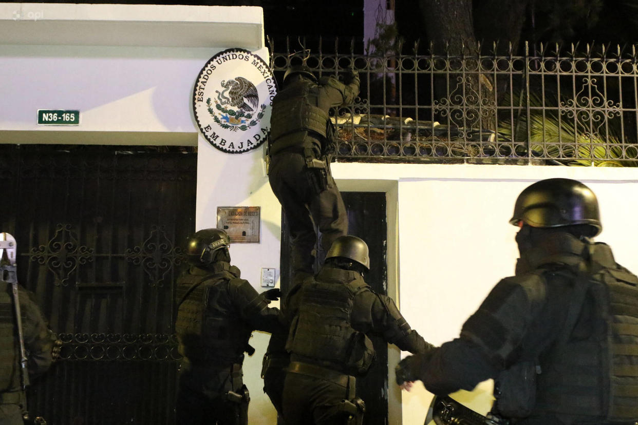 La police équatorienne tente d’entrer dans l’ambassade mexicaine à Quito, le 5 avril 2024.