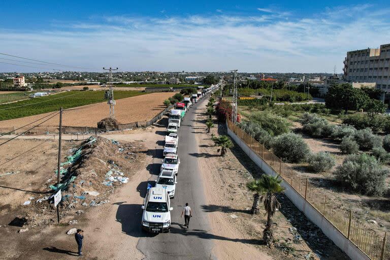 Esta vista aérea muestra camiones de ayuda humanitaria que llegan desde Egipto después de haber cruzado el cruce fronterizo de Rafah / Archivo