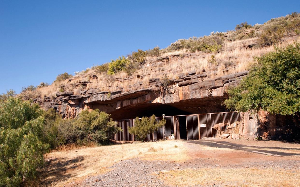 Entrance to the Wonderwerk Caves which houses famous Bushman paintings,Kuruman,Northern Cape  - Greatstock / Alamy Stock Photo 