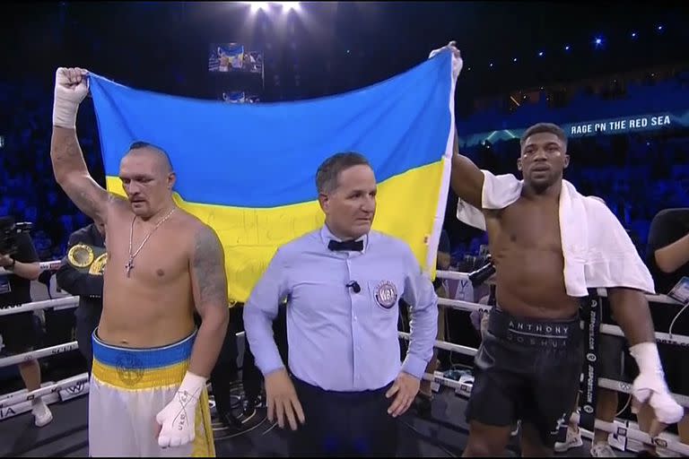 Usyk, Joshua y la bandera ucraniana, protagonista central en la reunión boxística desarrollada en Arabia Saudita, con la guerra como disparador.