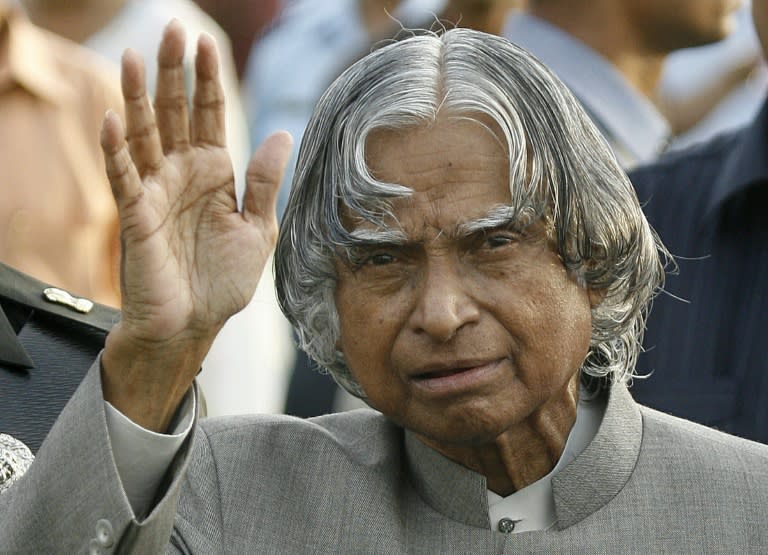 India's former President A P J Abdul Kalam waves while meeting guests during a reception at the Presidential palace in New Delhi on July 22, 2007