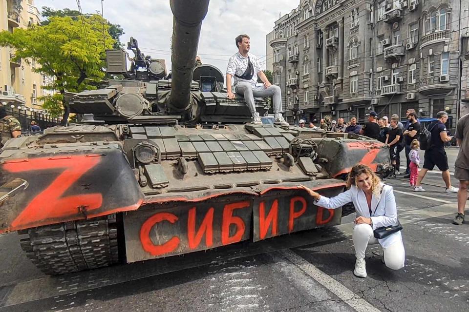  2023年6月24日，俄羅斯頓河畔羅斯托夫街道上，一名女士在一輛俄羅斯軍隊坦克前擺姿勢拍照。攝：AP/達志影像