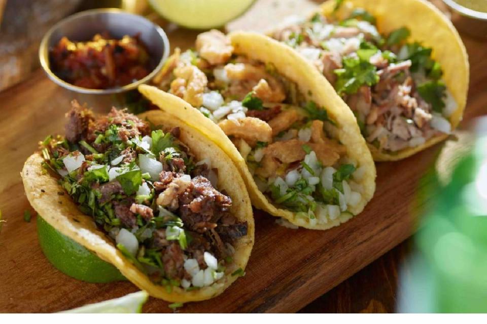 Tres tacos de carnitas, Foto: Juanmonino / Getty Images