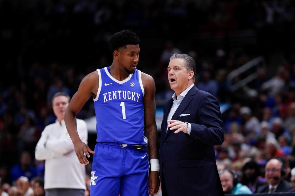 Justin Edwards listens to head coach John Calipari during one of Kentucky’s games last season.