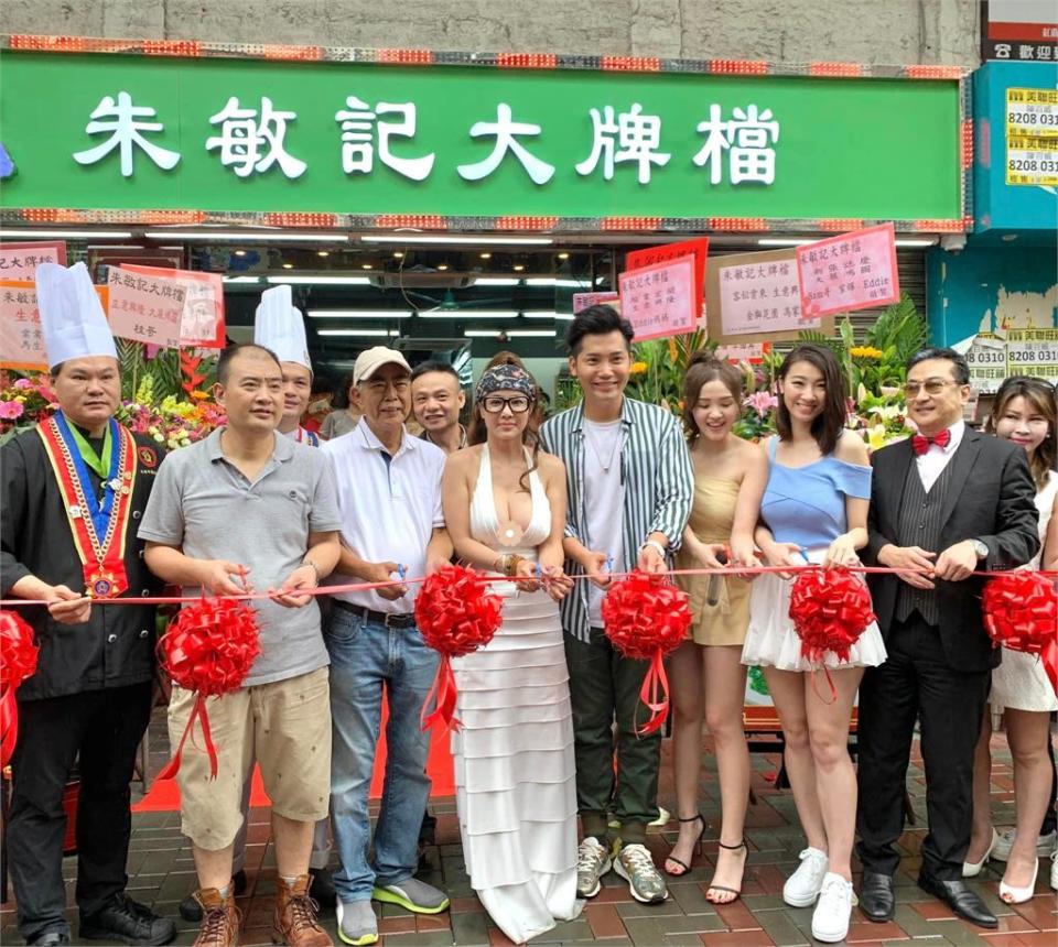 來勢兇兇！餐廳女老闆剪綵「穿這樣」掀暴動　男星PO文幫指路