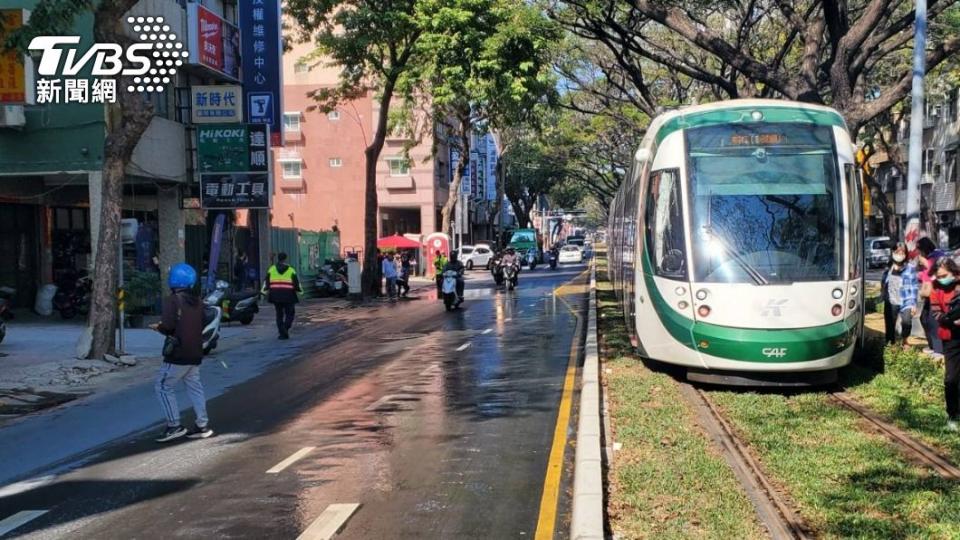 輕軌列車通過灣中街口時，遭卡車碰撞。（圖／TVBS）