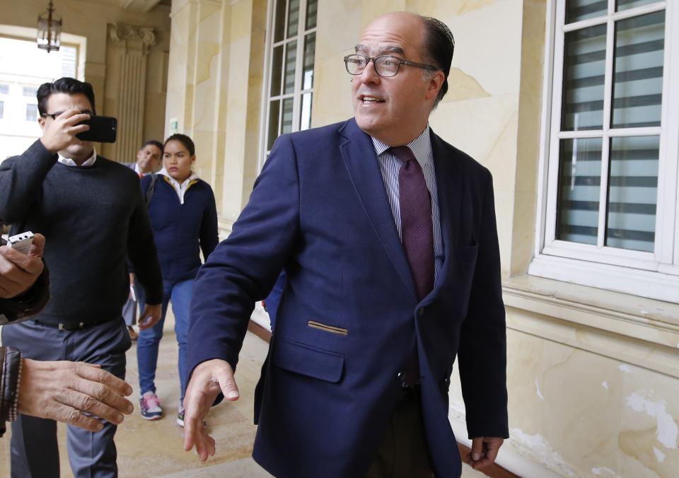 En esta imagen de archivo, tomada el 8 de agosto de 2018, Julio Borges, presidente del parlamento de Venezuela, a su llegada a una reunión con Ernesto Macías, presidente del Senado de Colombia, en el Congreso de Bogotá, en Colombia. (AP Foto/Fernando Vergara, archivo)