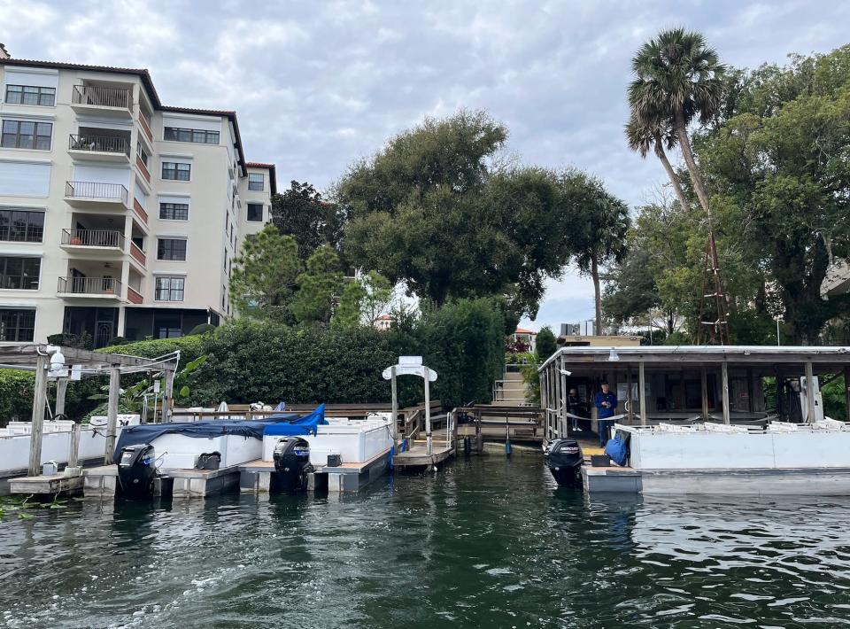 view from the back of a boat leaving a doc in a lake in winter park Florida