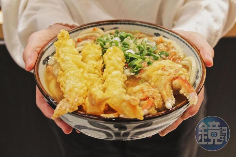 日本料理團隊特地為台灣市場開發出「奢華松葉蟹鉗烏龍麵」。