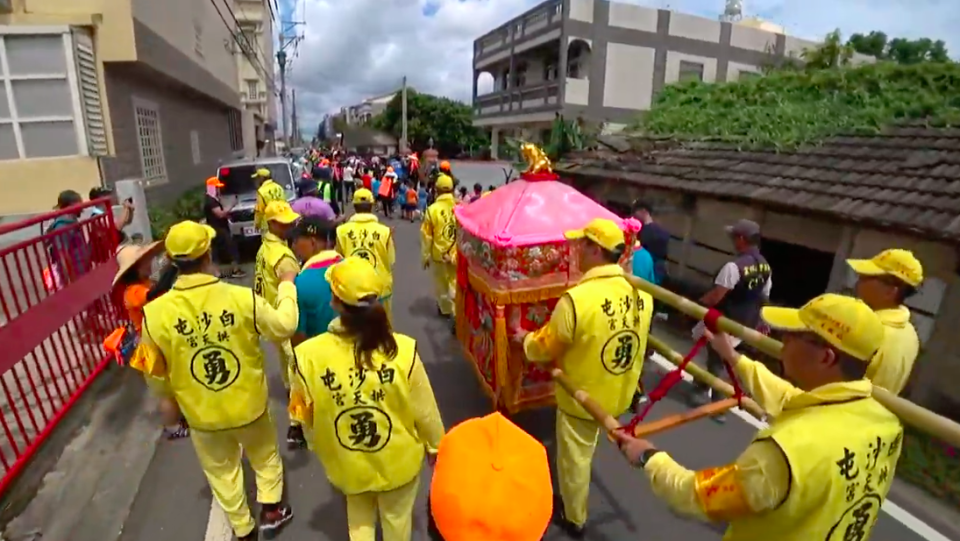 <p>媽祖跟著小朋友走回幼兒園。（圖／翻攝自白沙屯媽祖網路電視台）</p>
