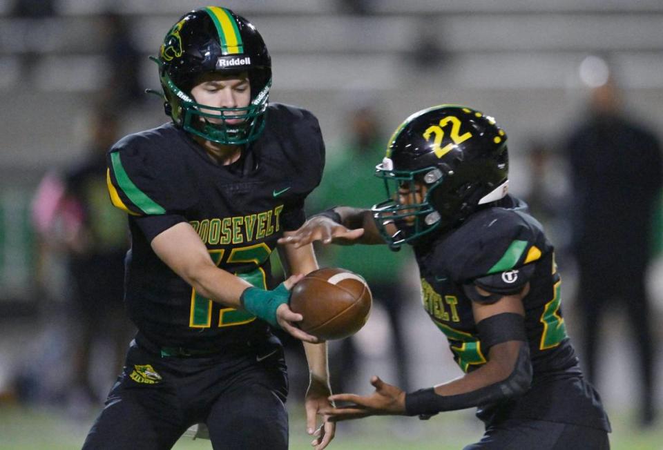 Roosevelt quarterback Jackson Kloster, left, hands off to Dimareea Banks in the game against Mission Oak Friday, Sept. 1, 2023 in Fresno. Mission Oak won, 31-7.