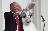 <p>Desde el Balcón Truman y acompañada por un conejito blanco de Pascua de dimensiones humanas, Melania y su hijo, Barron, que se desplazaron desde Nueva York -donde viven hasta que el niño acabe el curso escolar- para la ocasión, acompañaron al presidente para dirigirse a los invitados. (Photo: Carolyn Kaster/AP) </p>