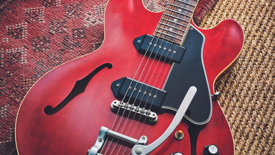 A Gibson ES-330 laying down on a rug