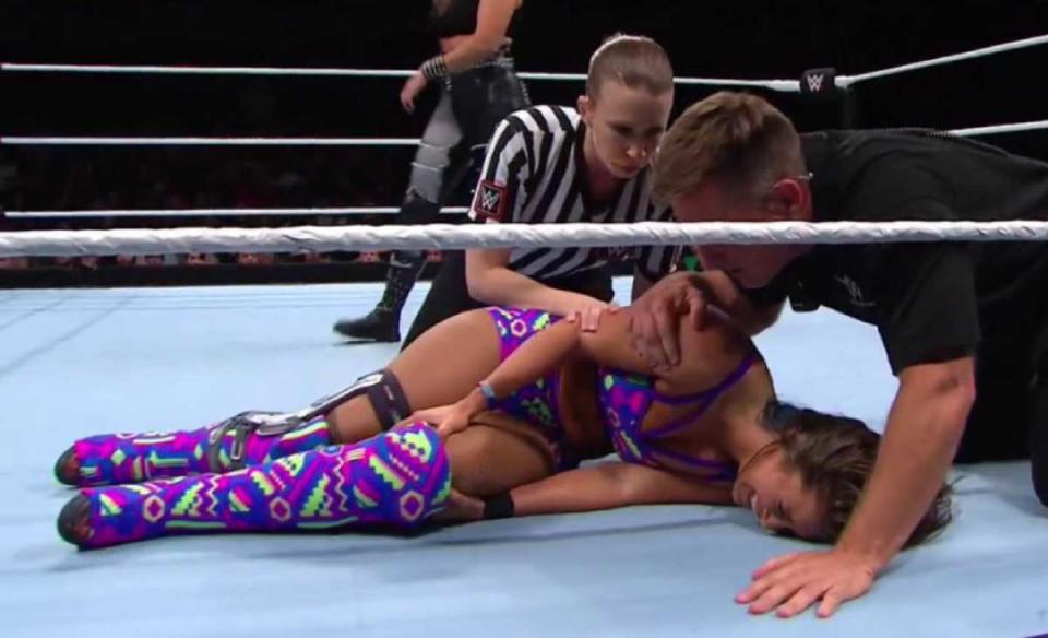 La luchadora Tegan Nox, dolorida tras sufrir una grave lesión de rodilla. | Foto: Twitter @MaeYoungClassic