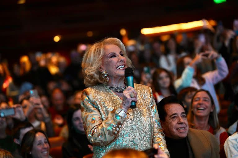 Luego de la función de Matilda, Mirtha Legrand felicitó a los actores, en medio de los aplausos del público