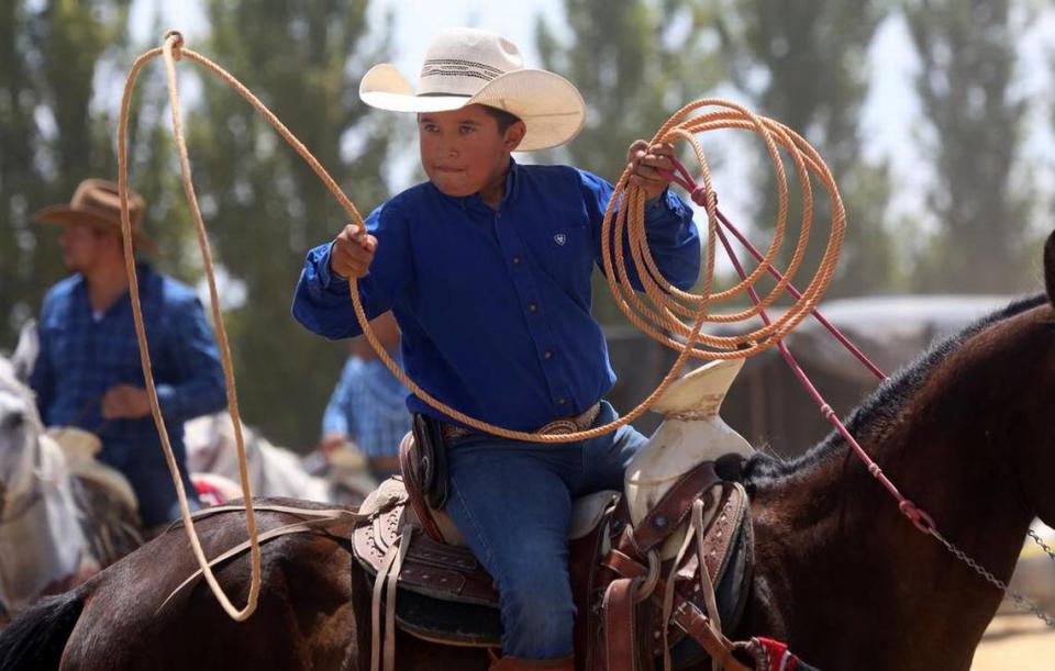 Junior Jiménez, de 10 años, de Madera, florea la reata durante la 45ª Peregrinación Anual a Caballo Joaquín Murrieta en Three Rocks, el 30 de julio de 2023.