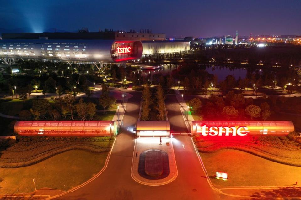 NANJING, CHINA - 10. AUGUST: Loftopklärung vun der Taiwan Semiconductor Manufacturing Company (TSMC) Fabréck den 10. August 2022 zu Nanjing, Jiangsu Provënz China. (Foto vum VCG / VCG iwwer Getty Images)