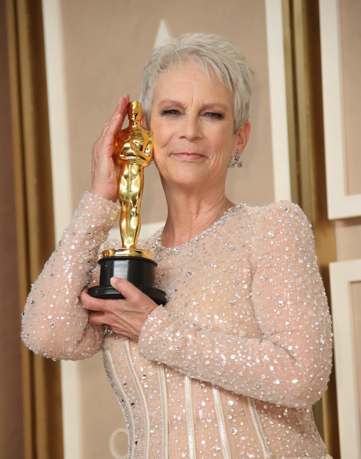 Jamie Lee Curtis Gave Her Oscar A Googly Eye Says Egot Im Comin For Ya 6786