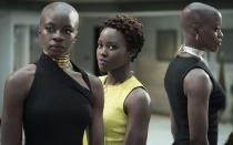 Okoye (Danai Gurira, links) ist die mutige Anführerin der Dora Milaje, der Leibwache des Black Panthers. Neben Nakia (Lupita Nyong'o, Mitte) und Ayo (Florence Kasumba, rechts) ist auch sie in der "Black Panther"-Fortsetzung zu sehen. (Bild: 2018 Disney / Marvel)