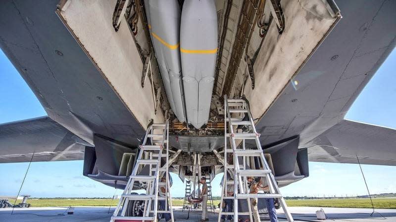  美國空軍B-1B轟炸機彈艙裝載AGM-158 JASSM遠攻飛彈。 圖：翻攝US Air Force 