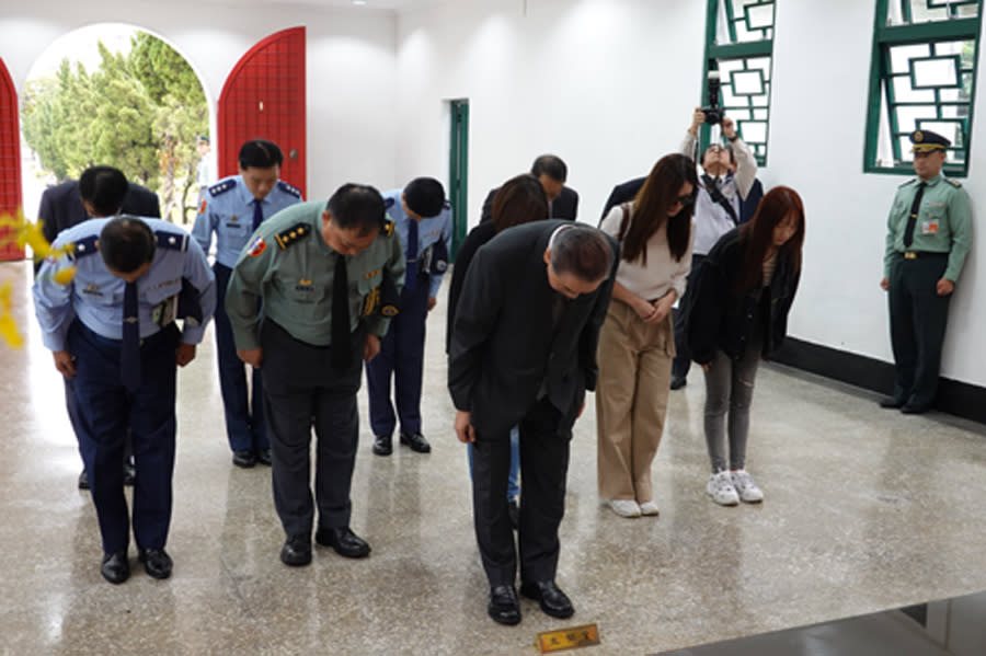 中華民國軍人之友社理事長李棟樑前往空軍碧潭公墓向先烈致祭。（羅廣仁攝）                           