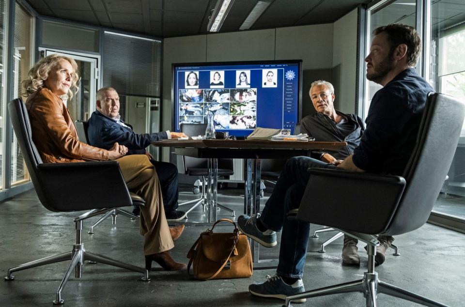 Die Ermittlerrunde tauscht sich aus: Norbert Jütte (Roland Riebeling, rechts) spricht mit Psychologin Lydia Rosenberg (Juliane Köhler) sowie seinen Kollegen Freddy Schenk (Dietmar Bär, zweiter von links) und Max Ballauf (Klaus J. Behrendt). Welche Verbindungen gibt es zwischen den Fällen?

 (Bild: WDR / Bavaria Fiction GmbH / Martin Valentin Menke)