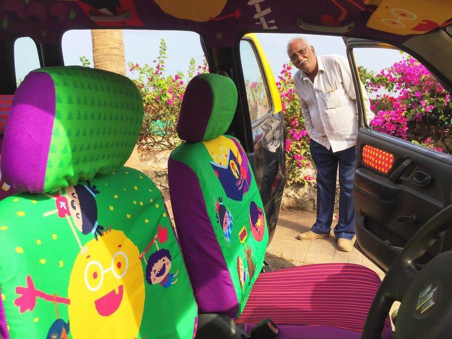 Se hizo justicia. Al ver el interior del carro transformado con cuentos en los que él mismo y su hija son protagonistas, Vijay no se contuvo y sonrió emocionado.