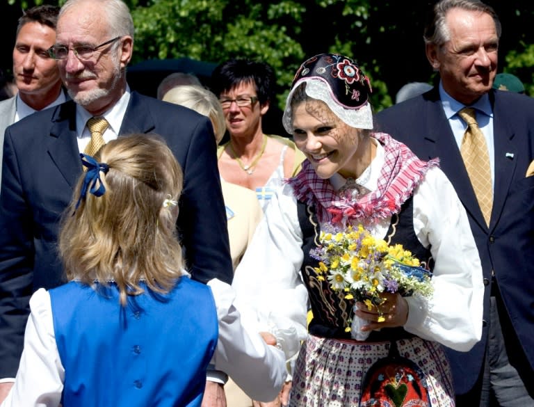 La princesa Victoria de Suecia recibe un ramo de flores durante una visita al pueblo de Gotene el 6 de junio de 2007 (Bjorn Larsson Rosvall)