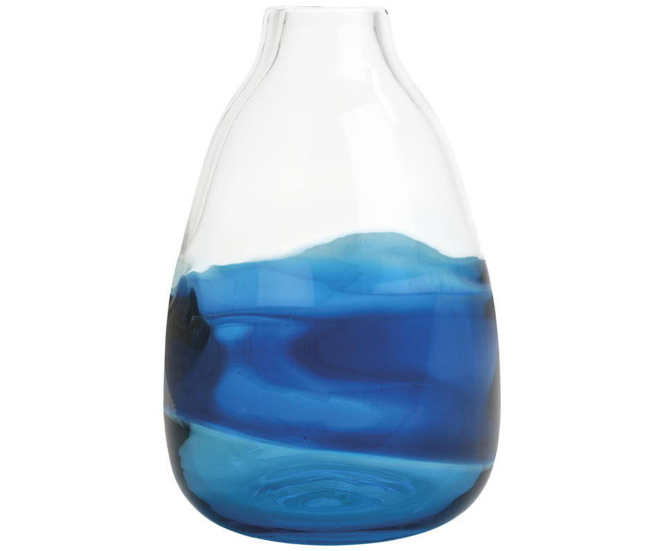 <p>Ob gefüllt oder nicht, die 29 Zentimeter hohe Vase von Designerin Andrea House vermittelt an jedem Standort in der Wohnung das Gefühl, man hätte ein klein wenig Meerwasser aus dem Urlaub mitgebracht. Die Vase „Blue Twist“ kann man bei Westwing bekommen. (Bild: Westwing) </p>