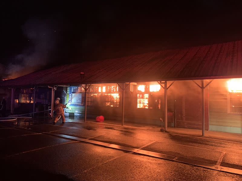 新竹「資源莊冰店」今（12日）晚間驚傳一起嚴重火警。（圖／翻攝畫面）