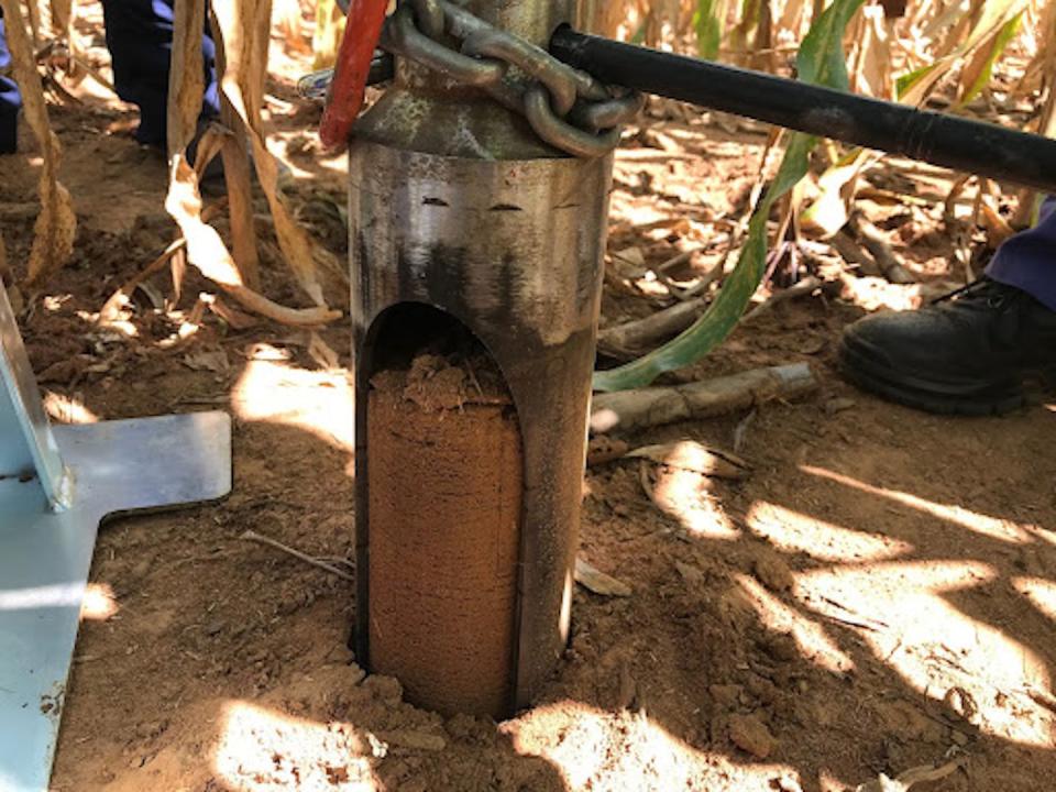 Carottage de sol au Zimbabwe dans un essai de longue durée en agriculture de conservation des sols afin de quantifier les stocks de carbone organique. Rémi Cardinael, Fourni par l'auteur