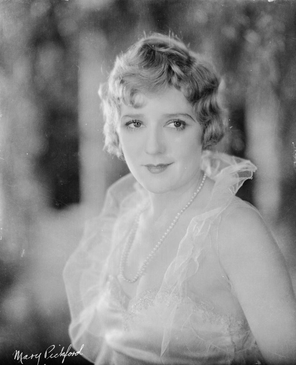 <p>Silent film star Mary Pickford proves simplicity is key as she sports a single, long strand of pearls in the film, <em>Secrets</em>. </p>