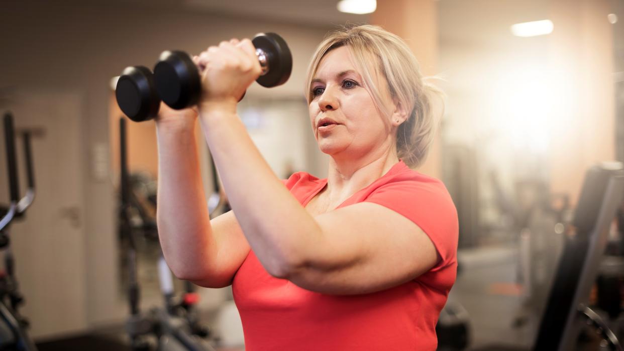  woman doing a dumbbell arm workout 