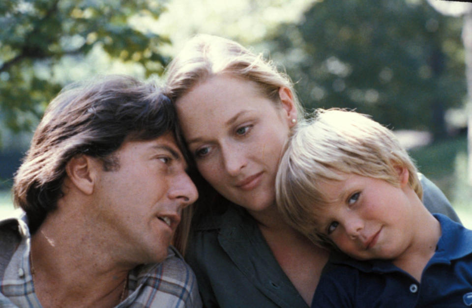 1980 – Film: “Kramer gegen Kramer”, Oscar-Auszeichnung: Beste Nebendarstellerin. Das, was Meryl Streep im Vorjahr nicht geglückt ist, schaffte sie ein Jahr später. Für ihre glaubwürdige Darstellung einer Mutter Joanna Kramer, die sich in einer Identitätskrise befindet, ihren Mann sowie ihren Sohn verlässt und dann um das Sorgerecht kämpft, kassierte die Schauspielerin ihren ersten Oscar. Doch bei diesem sollte es nicht bleiben. (Bild-Copyright: interTOPICS/Globe Photos/ddp Images)