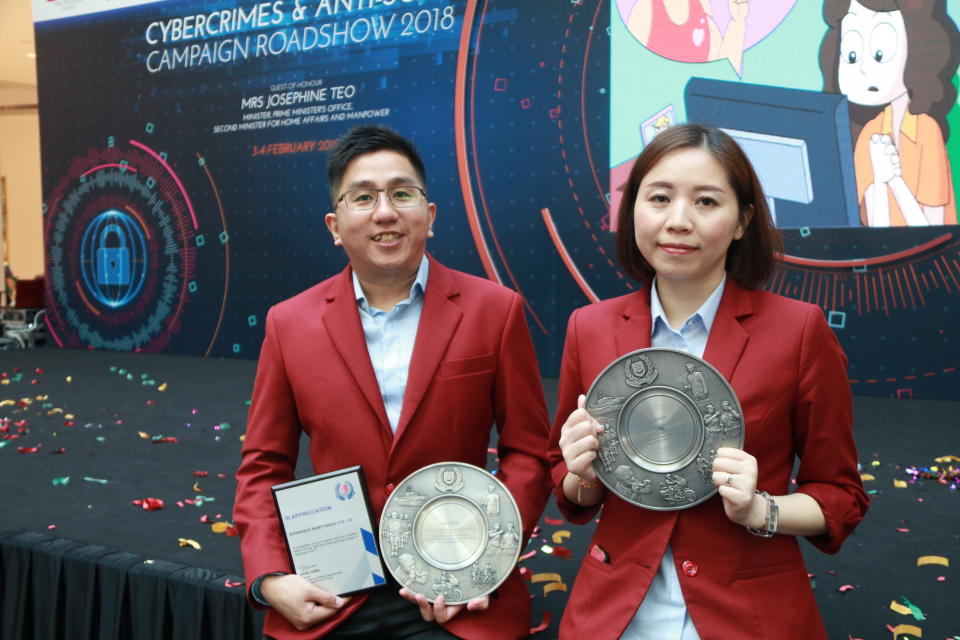 Wu Qi (right) and Lim Kar Yin from Zhongguo Remittance. (PHOTO: Wong Casandra / Yahoo News Singapore)