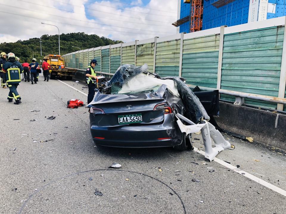 特斯拉試駕員自撞脫困後，23歲駕駛下車離奇墜16m橋亡！圖/翻攝畫面