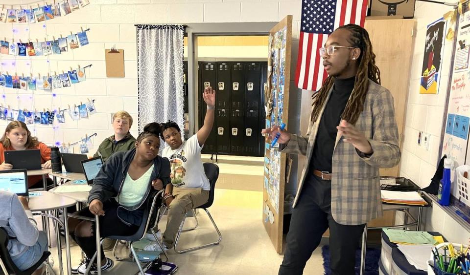 Harris County Carver Middle School English language arts teacher Jalin Murphy teaches one of his seventh-grade classes Oct. 5, 2023. Murphy is the Harris County School District 2023 Teacher of the Year. Mark Rice/mrice@ledger-enquirer.com