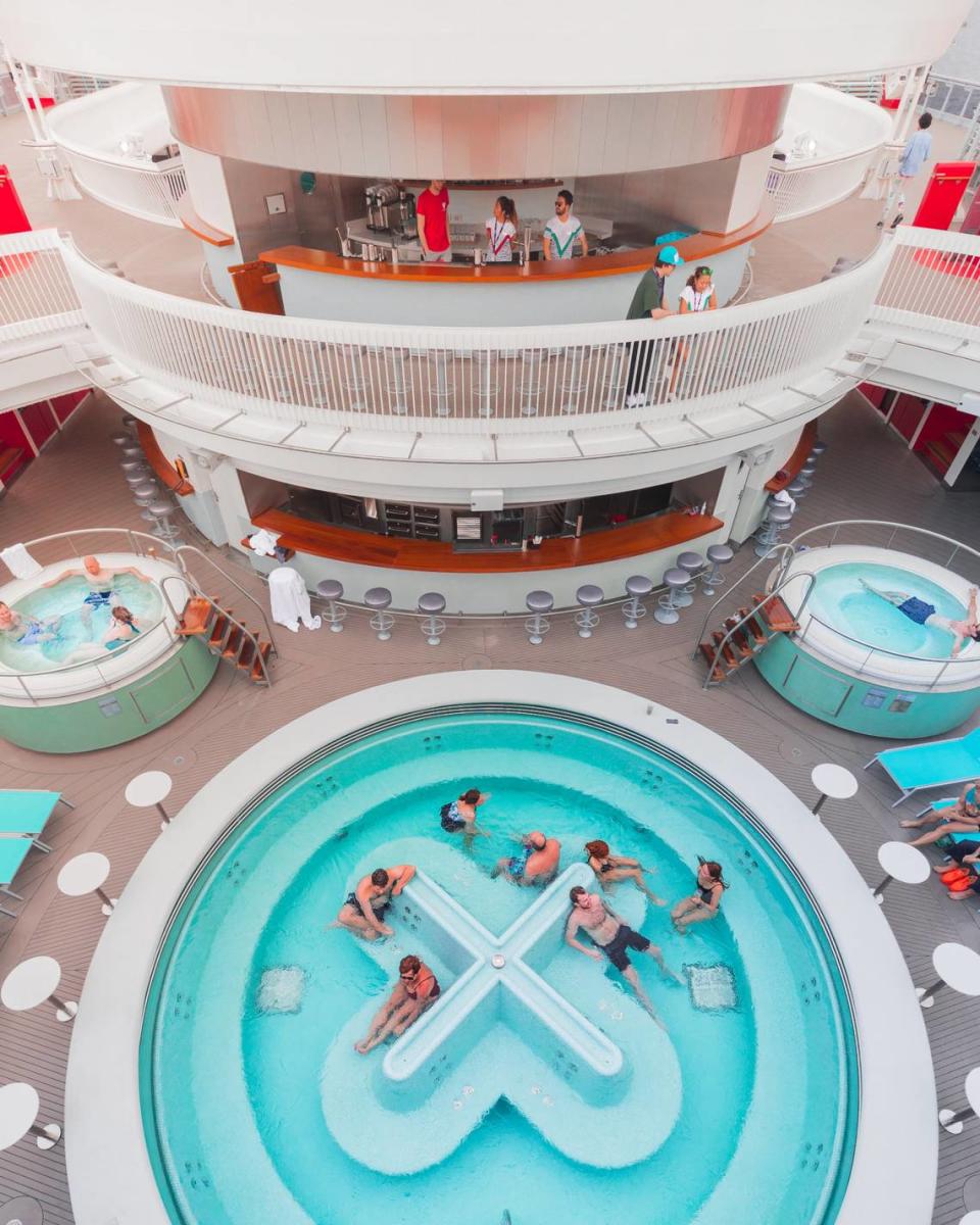 Pequeñas áreas de piscina y jacuzzis a bordo del crucero.