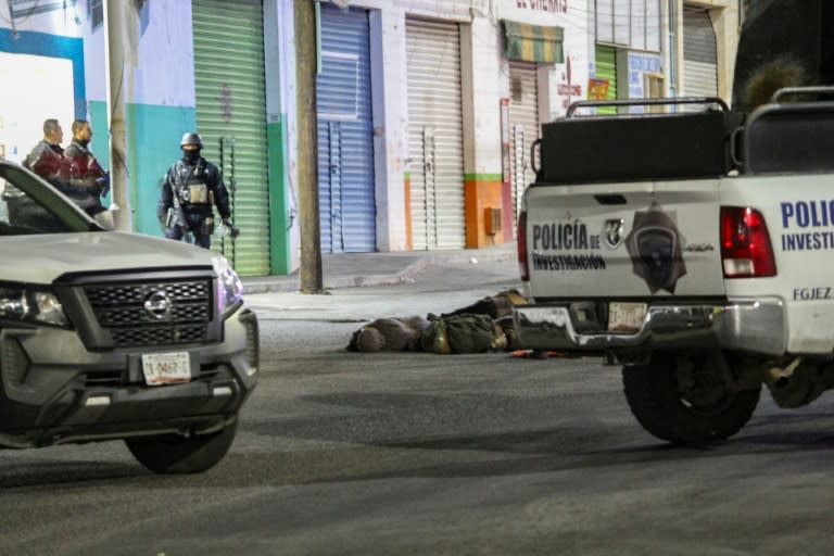 Unos cuerpos envueltos en mantas yacen en una calle de Fresnillo, en el estado mexicano de Zacatecas, el 7 de mayo de 2024 (Jesús Enríquez)