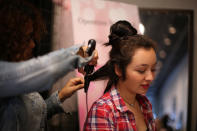 <p>Momento en el que le arreglan el pelo a una chica antes de que elija el vestido de graduación en la donación de <em>Operation School Bell</em> para estudiantes de bajos ingresos y sin hogar de Los Ángeles el 29 de marzo de 2017 (Foto: Lucy Nicholson/<em>Reuters</em>). </p>