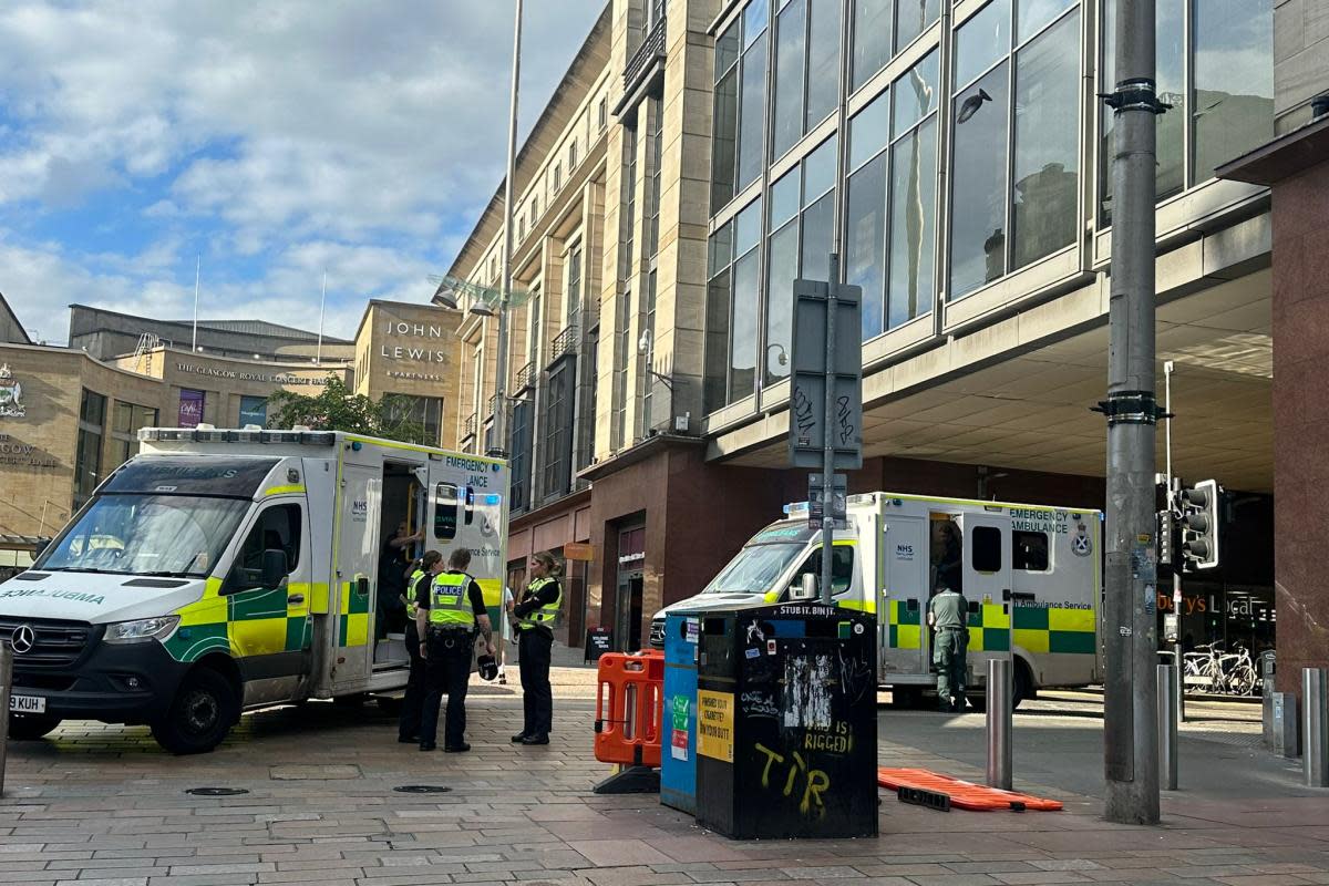 999 crews swoop on busy Glasgow city centre street amid incident <i>(Image: Newsquest)</i>