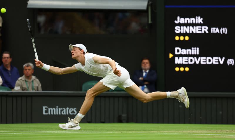 El italiano Jannik Sinner en acción durante su partido de cuartos de final contra el ruso Daniil Medvedev en Wimbledon