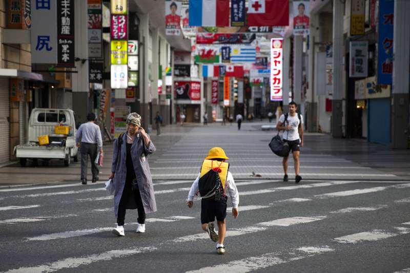 日本街景、日本學童、日本兒童。（美聯社）