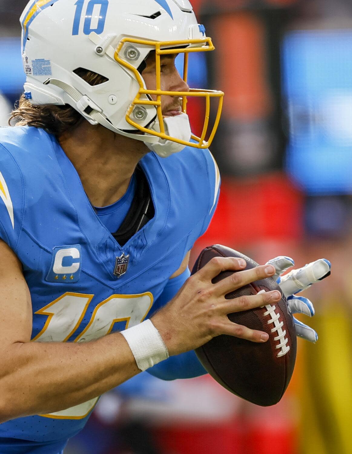 Chargers quarterback Justin Herbert (10) plays with a splint on his left middle finger against the Las Vegas Raiders.