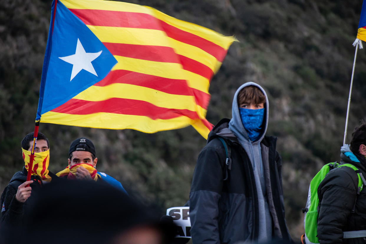 Grupos de independentistas cortan el tráfico en la frontera entre España y Francia (Photo by Adria Salido Zarco/NurPhoto via Getty Images)