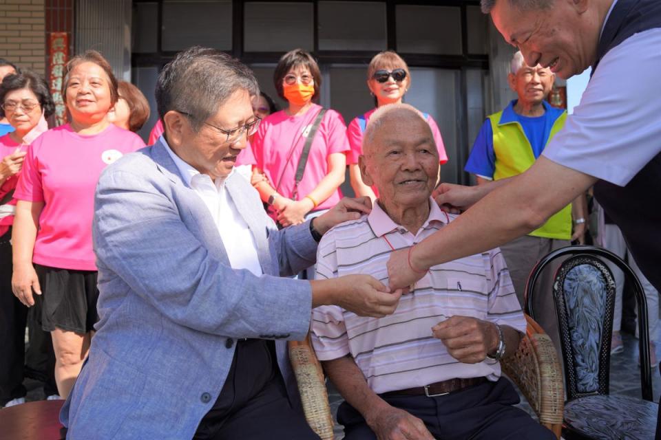 楊文科重陽敬老訪藝人田馥甄101歲外公宋增土，並致贈禮物。（圖：縣府提供）