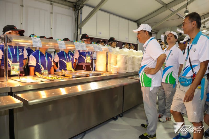 20170812-世大運選手村12日舉行開村儀式，台北市長柯文哲親自視察選手村餐廳運作情況。（顏麟宇攝）