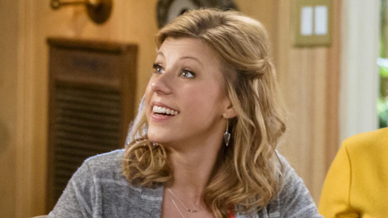  Stephanie Tanner smiling in Fuller House kitchen. 