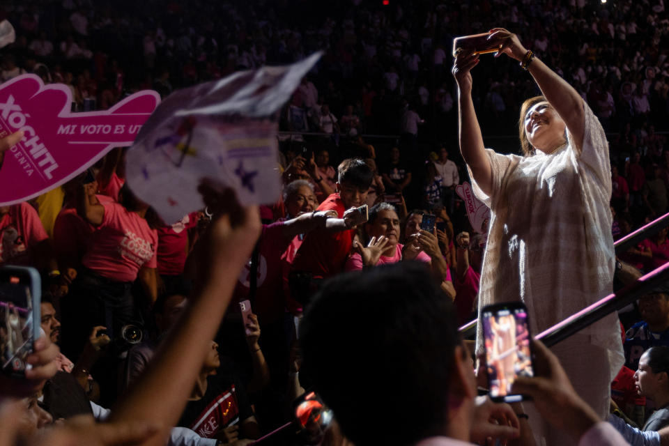 La candidata presidencial de la oposición de México, Xochitl Galvez, se toma una selfie mientras interactúa con sus partidarios durante su mitin de campaña de cierre en Monterrey, México, el 29 de mayo de 2024. REUTERS/Quetzalli Nicte-ha